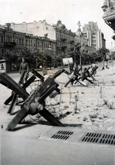 Ukrajna, Kijev, Hrescsatik sugárút a Besszarabszka tér felől nézve, jobbra hátul a Nagyáruház a Bohdan Hmelnickij sugárút sarkán., 1942, Fortepan/Album022, harckocsi akadály, Fortepan #153621