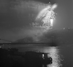 Hungary, Budapest V., augusztus 20-i tűzijáték a Vigadó téri hajóállomástól nézve, szemben az Erzsébet híd., 1978, MHSZ, bridge, night, fireworks, Budapest, suspension bridge, Pál Sávoly-design, Fortepan #15365