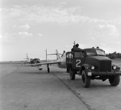 Magyarország, Szolnok, repülőtér, elöl MiG-15UTI, mögötte MiG-15bisz vadászrepülőgépet vontatnak., 1964, MHSZ, közlekedés, szovjet gyártmány, GAZ-márka, repülőgép, katonaság, vadászrepülő, repülőtér, magyar légierő, Mikojan-Gurjevics-márka, Mikojan-Gurjevics MiG-15, GAZ 63, Fortepan #15370