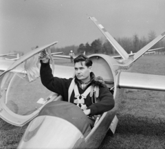 Hungary, Dunakeszi, repülőtér, Petróczy György válogatott vitorlázórepülő. Antonov A-15 vitorlázó repülőgép., 1965, MHSZ, Soviet brand, pilot, airplane, airport, Antonov-brand, sailplane, Fortepan #15377