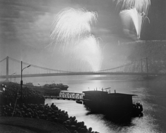 Hungary, Budapest V., augusztus 20-i tűzijáték, háttérben az Erzsébet híd., 1978, MHSZ, bridge, night, fireworks, Budapest, suspension bridge, Pál Sávoly-design, Fortepan #15380