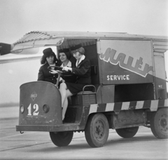 Magyarország, Ferihegyi (ma Liszt Ferenc) repülőtér, Budapest XVIII., MALÉV légikisérők., 1966, MHSZ, egyenruha, MALÉV légitársaság, targonca, egyensapka, bolgár gyártmány, Zavod 12, légikísérő, Budapest, Fortepan #15381