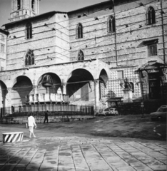 Italy, Perugia, Piazza IV Novembre, a Cattedrale di San Lorenzo, előtte a Fontana Maggiore., 1962, Koppány András, church, Cathedral, Fortepan #153882