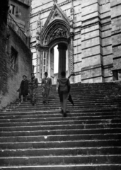 Italy, Siena, lépcső a Piazza San Giovanni felől a Piazza del Duomo felé, szemben a Dóm., 1962, Koppány András, Fortepan #153889