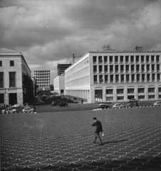 Italy, Rome, EUR városrész, Piazza John Kennedy a Viale della Civiltà del Lavoro felé nézve, az utca végén a Palazzo della Civiltà Italiana., 1962, Koppány András, Fortepan #153925