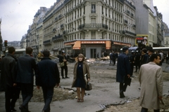 Franciaország, Párizs, balra a Rue Gay-Lussac a Boulevard Saint-Michel felé nézve, jobbra a Rue Saint-Jacques. A felvétel az 1968-as diáklázadások idején készült., 1968, Szekrényesy Réka, színes, rendőr, barikád, Fortepan #153955