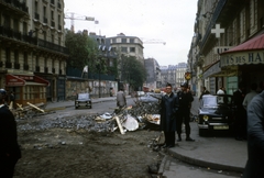 Franciaország, Párizs, Rue Gay-Lussac a Rue Saint-Jacques kereszteződésétől a Rue Claude-Bernard felé nézve. A felvétel az 1968-as diáklázadások idején készült., 1968, Szekrényesy Réka, színes, rendőr, barikád, Fortepan #153956