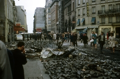 Franciaország, Párizs, Rue Saint-Jacques a Rue Gay-Lussac kereszteződése előtt. A felvétel az 1968-as diáklázadások idején készült., 1968, Szekrényesy Réka, színes, rendőr, barikád, kockakő, Fortepan #153958