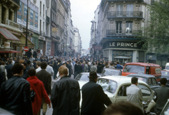 Franciaország, Párizs, Boulevard Saint-Michel, szemben a Rue Monsieur-le-Prince. A felvétel az 1968-as diáklázadások idején készült., 1968, Szekrényesy Réka, színes, Fortepan #153962