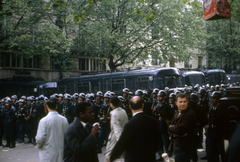 Franciaország, Párizs, Place de la Sorbonne a Boulevard Saint-Michel felől, a busz felett a háttérben a Rue Champollion torkolata. A felvétel az 1968-as diáklázadások idején készült., 1968, Szekrényesy Réka, színes, Fortepan #153963