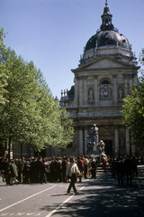 Franciaország, Párizs, Place de la Sorbonne, szemben a Sorbonne temploma (Église de la Sorbonne). A felvétel az 1968-as diáklázadások idején készült., 1968, Szekrényesy Réka, színes, katolikus, kápolna, klasszicizmus, Jacques Lemercier-terv, Fortepan #153967