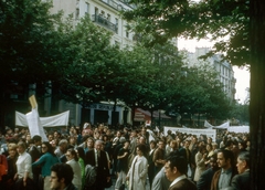 Franciaország, Párizs, Boulevard du Temple a Place de la République felé nézve. A felvétel az 1968-as diáklázadások idején készült., 1968, Szekrényesy Réka, színes, tiltakozás, Fortepan #153968