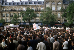 Franciaország, Párizs, Place de la République, háttérben a mai Crowne Plaza Paris Republique Hotel. A felvétel az 1968-as diáklázadások idején készült., 1968, Szekrényesy Réka, színes, tiltakozás, Fortepan #153969