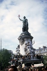 Franciaország, Párizs, Place de la République, Monument à la République (Léopold Morice, 1883.). A felvétel az 1968-as diáklázadások idején készült., 1968, Szekrényesy Réka, színes, emlékmű, tiltakozás, szobron ül, szobron áll, Léopold Morice-terv, François-Charles Morice-terv, Fortepan #153970