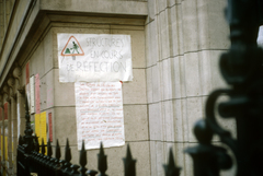 Franciaország, Párizs, Rue de la Sorbonne 19., a a Sorbonne épületében működő École nationale des chartes (ENC) bejárata. A felvétel az 1968-as diáklázadások idején készült., 1968, Szekrényesy Réka, színes, Fortepan #153973