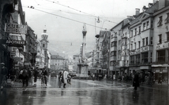 Ausztria, Innsbruck, Maria-Theresien-Strasse., 1933, Szekrényesy Réka, rendőr, villamos, oszlop, Szent György-ábrázolás, Szűz Mária-ábrázolás, Szent Anna-ábrázolás, Szent Kasszián-ábrázolás, Szent Vigilius-ábrázolás, Cristoforo Benedetti-terv, Fortepan #153974