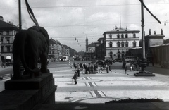 Németország, München, Odeonsplatz a Feldherrnhalle-ból nézve. Szemben a Ludwigstrasse, a távolban a Szent Ludwig-templom (Ludwigskirche)., 1933, Szekrényesy Réka, kávéház, Fortepan #153993