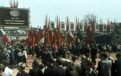 Németország, Berlin, Kelet-Berlin, Múzeum-sziget, Schlossplatz (ekkor Marx-Engels-Platz), május 1-i ünnepség., 1952, Szekrényesy Réka, zászló, politikai dekoráció, NDK, Kelet-Berlin, német szöveg, propaganda, Fortepan #154013