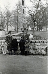 Magyarország, Budapest XII., Diana utca. Balra a háttérben a Svábhegyről besorozott áldozatok tiszteletére 1934-ben felavatott emlékmű, Belatinyné Hadzsi Flóra alkotása. Szemben a Szent László-templom., 1937, Szesztay család, Budapest, Fortepan #154125