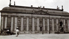 Svédország, Stockholm, Riddarhuset (Nemesek Háza) a Riddarhustorget felől nézve. Előtte I. Gusztáv (közismert nevén Gustav Vasa) svéd király szobra., 1914, Szesztay család, divat, szobor, latin felirat, Fortepan #154148