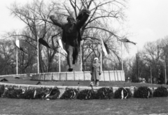 Magyarország, Városliget, Budapest XIV., Tanácsköztársasági emlékmű (Kiss István, 1969.) a Regnum Marianum templom helyén a Damjanich utcával szemben., 1975, Friedmann Ágnes, Budapest, Fortepan #154248