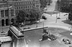 Magyarország, Budapest V., Kossuth Lajos tér, előtérben a II. Rákóczi Ferenc szobor (Pásztor János, 1937.), balra a Földművelésügyi Minisztérium épülete, jobbra a Vértanúk tere (Ságvári tér). A felvétel a Parlament kupolájától készült., 1970, Mezey Ferenc, lovas szobor, Budapest, II. Rákóczi Ferenc-ábrázolás, Pásztor János-terv, Fortepan #154280