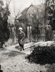 Magyarország, Budapest XI., a Kelenhegyi út 23/a előkertje, háttérben a Kelenhegyi út 17. szám alatti Gervay-villa., 1929, Szesztay család, Budapest, Fortepan #154340