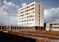 Magyarország, Pétfürdő, (ekkor Várpalota része), Péti Nitrogénművek, központi irodaépület a főbejáratnál., 1969, Ivánkay Kálmán, színes, Fortepan #154399