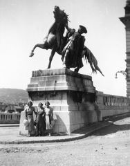 Magyarország, budai Vár, Budapest I., Lovarda utca, a Lovat fékező csikós szobra (ifj. Vastagh György, 1901.) a Lovarda előtt., 1940, Orosz Heléna, lovas szobor, Budapest, lóidomító-ábrázolás, Fortepan #15442