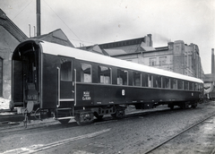 Magyarország, Budapest VIII., Kőbányai út 31., a Ganz gyár területe. A MÁV részére szállított könnyű szerkezetes, 3. osztályú, Cak sorozatú személyvagon prototípusa., 1952, Surányi Sándor - György József, Budapest, vagon, vasút, Fortepan #154566