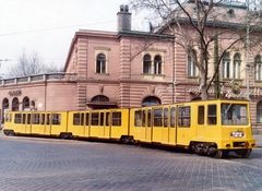 Magyarország, Városliget, Budapest XIV., a Dózsa György úti kocsiszín kijárati vágánya a Gundel Károly (Állatkerti) út - Állatkerti körút találkozásánál. A Millenniumi Földalatti Vasút prototípus szerelvénye a Gundel étterem előtt., 1972, Surányi Sándor - György József, Ganz-márka, földalatti, Budapest, Fortepan #154582