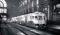 Magyarország, Budapest VIII., Keleti pályaudvar, csarnok. A felvétel az Argentin Államvasutak (Estado) megrendelésére gyártott Árpád sínautóbuszok próbaútja alkalmával készült., 1936, Surányi Sándor - György József, Budapest, Fortepan #154779