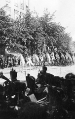 Magyarország, Sopron, Várkerület a Széchenyi tér felől, Szent Orsolya rendi Internátus - Római Katolikus Leánygimnázium., 1936, Orosz Heléna, katonaság, katonazenekar, lovas, huszár, díszszemle, Fortepan #15482