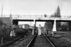 Magyarország, Debrecen, dohánygyári híd a Vágóhíd utcánál., 1938, Orosz Heléna, vasút, csoportkép, vasúti jelző, sínpálya, Fortepan #15493