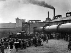 Magyarország, Lábatlan, 1953. november 6., a cementgyár új 88 méter hosszú Klinker égetőkemencéjének üzembehelyezésekor tartott ünnepség., 1953, Lábatlan Polgármesteri Hivatal, ünnepség, kémény, cementgyár, füst, Fortepan #155011