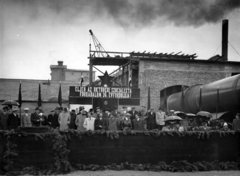 Magyarország, Lábatlan, 1953. november 6., a cementgyár új 88 méter hosszú Klinker égetőkemencéjének üzembehelyezésekor tartott ünnepség., 1953, Lábatlan Polgármesteri Hivatal, jelmondat, vörös csillag, ünnepség, cementgyár, Fortepan #155034