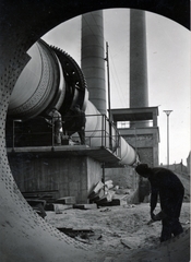 Magyarország, Lábatlan, a cementgyár új 88 méter hosszú Klinker égetőkemencéjének építése., 1953, Lábatlan Polgármesteri Hivatal, építkezés, kemence, cementgyár, Fortepan #155035