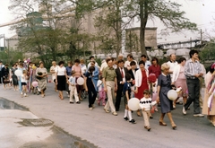 Magyarország, Lábatlan, Rákóczi Ferenc út (10-es főút), háttérben a cementgyár rakodóterülete a vasút és a Duna között., 1985, Lábatlan Polgármesteri Hivatal, színes, Fortepan #155042