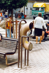 Magyarország, Miskolc, Széchenyi utca, szemben a teherautó előtt a 82. számú ház (egykor Sajó Cipőbolt) kapuja látszik., 1987, Lábatlan Polgármesteri Hivatal, utcakép, pad, kuka, szemetes, Fortepan #155046