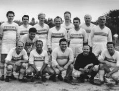 Hungary, People's Park, Budapest X., Vajda Péter utca 48., Petőfi Sporttelep (később Sárosi György-pálya). Nyomdászok János-napi sportünnepélye, középen áll Nyers Rezső., 1963, Székely Tamás, Budapest, Fortepan #155078