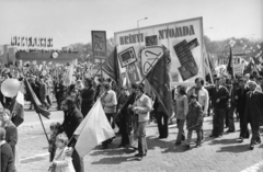 Magyarország, Budapest XIV., Ötvenhatosok tere (Felvonulási tér), május 1-i felvonulás. Háttérben balra a dísztribün., 1976, Székely Tamás, Budapest, nyomdaipar, transzparens, Fortepan #155086