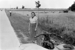 Magyarország, a Balatoni műút (7-es főút)., 1940, Fortepan, portré, oldalkocsis motorkerékpár, országút, fejkendő, hölgy, szoknya, lányok-járművek, Fortepan #1551