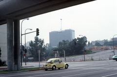 Amerikai Egyesült Államok, Los Angeles,Kalifornia állam, Nyugati 3. utca a Figueroa Street kereszteződése előtt, háttérben az Unocal Center., 1976, Bogdan Celichowski, színes, Volkswagen Bogár, Fortepan #155133