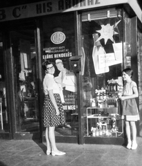 Hungary, Budapest XI., Irinyi József utca 34., 1969, Orosz Heléna, portrait, Show window, glasses, letter box, apron, lady, skirt, Budapest, summer dresses, blouse, grocery store, Közért Company, poster, dotted dress, Fortepan #15516