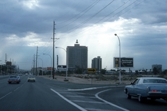 Amerikai Egyesült Államok, Nevada állam, Las Vegas, Sahara Avenue, jobbra a South Las Vegas Boulevard, szemben a Sahara Hotel épületei., 1976, Bogdan Celichowski, színes, Fortepan #155165