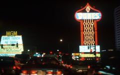 Amerikai Egyesült Államok, Nevada állam, Las Vegas, South Las Vegas Boulevard a Flamingo Road kereszteződése előtt, balra a reklámtábla mögött a háttérben az Aladdin hotel., 1976, Bogdan Celichowski, színes, Fortepan #155171