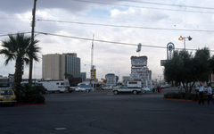 Amerikai Egyesült Államok, Nevada állam, Las Vegas, South Las Vegas Boulevard, balra a Desert Inn Hotel, jobbra a New Frontier Hotel reklámja, a kettő közt az akkor már lebontott Silver Slipper (Ezüst Cipellő) kaszinó jelképe., 1976, Bogdan Celichowski, színes, Fortepan #155204