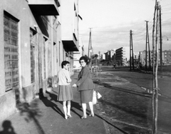 Hungary, Budapest XI., Bocskai út, szemben a Bocskai út - Nagyszőlős utca sarok., 1969, Orosz Heléna, street view, glasses, girl, snocks, handbag, lady, sandal, costume, Budapest, cardigan, Fortepan #15521