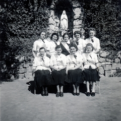 Magyarország, Budapest II., Zivatar utca 2-4., Szent Orsolya rendi Szent Angela leánygimnázium tanulóinak csoportképe. Háttérben lourdes-i Mária szobor., 1940, Török Gyöngyvér, iskolaudvar, Budapest, Szent Orsolya-rend, Fortepan #155328