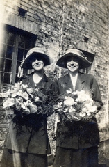 1935, Kiss Zsuzsi, smile, hat, bouquet, double portrait, women, Fortepan #155408